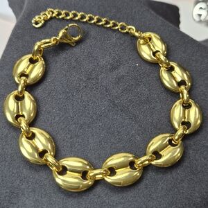 Elegant Gold Chain Bracelet